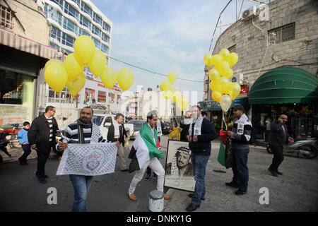 Jerusalem, Jerusalem, Palästina. 1. Januar 2014. Palästinenser halten gelbe Ballons während eines Marsches markiert er 49. Jahrestag der Gründung der Fatah-Bewegung in Jerusalem, 1. Januar 2014 Credit: Saeed Qaq/APA Images/ZUMAPRESS.com/Alamy Live News Stockfoto