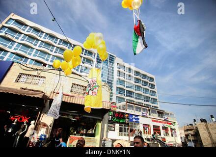 Jerusalem, Jerusalem, Palästina. 1. Januar 2014. Palästinenser halten gelbe Ballons während eines Marsches markiert er 49. Jahrestag der Gründung der Fatah-Bewegung in Jerusalem, 1. Januar 2014 Credit: Saeed Qaq/APA Images/ZUMAPRESS.com/Alamy Live News Stockfoto