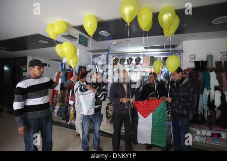 Jerusalem, Jerusalem, Palästina. 1. Januar 2014. Palästinenser halten gelbe Ballons während eines Marsches markiert er 49. Jahrestag der Gründung der Fatah-Bewegung in Jerusalem, 1. Januar 2014 © Saeed Qaq/APA Images/ZUMAPRESS.com/Alamy Live News Stockfoto