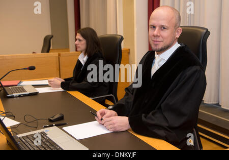 Hannover, Deutschland. 2. Januar 2014. Staatsanwälte Anna Tafelski und Clemens Eimterbaeumer erscheinen am Landgericht in Hannover, 2. Januar 2014. Christian Wulff, die nur 20 Monaten als Präsident gedient und war der Mann kippte einmal als Nachfolger von Bundeskanzlerin Angela Merkel, trat im April 2012 als Staatsanwälte Parlament, seine Immunität aufzuheben fragte, sagte sie vermutet, dass er unangemessene Privilegien angenommen hatte. Foto: JULIAN STRATENSCHULTE/Dpa/Alamy Live News Stockfoto