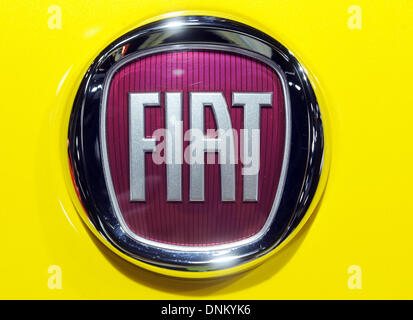 Datei - Datei Foto datiert 15. Januar 2013 zeigt, dass, die das der italienische Autobauer Fiat-Logo auf der North American International Auto Show in Detroit, USA abgebildet. Laut Medienberichten auf 1. Januar 2014 ist Fiat Chrysler voll übernehmen. Foto: Uli Deck/dpa Stockfoto