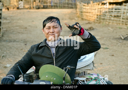 Akha Stamm Mann, Nambo Dorf, Muang Sing, Laos Stockfoto