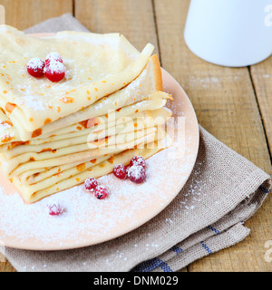 dünne duftenden Pfannkuchen mit Beeren, Essen Nahaufnahme Stockfoto