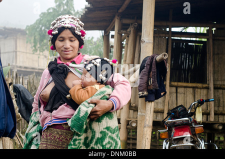 Akha-Stammes-Frau mit Baby, Nambo Dorf, Muang Sing, Laos Stockfoto