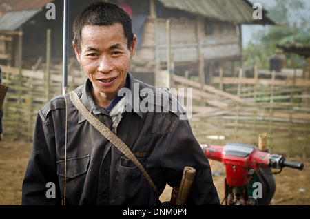 Akha Stamm Mann, Nambo Dorf, Muang Sing, Laos Stockfoto