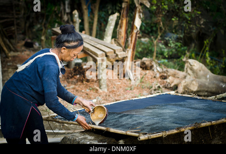 Laten Sie Stamm Frauen machen Material für Kleidung, Pakha Dorf, Muang Sing, Laos Stockfoto