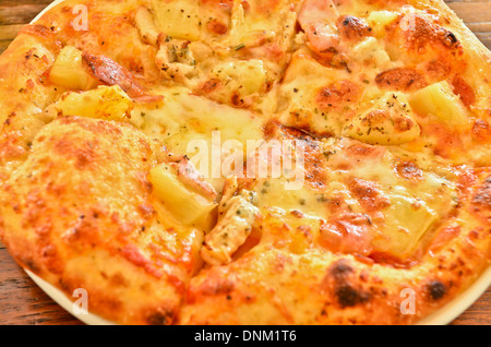 köstliche hawaiian rustikale Pizza gemacht mit frischen Ananas, Schinken und Mozzarella-Käse Stockfoto