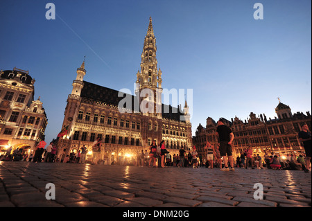 Das beleuchtete Rathaus am Grand Place Brüssel, Belgien Stockfoto