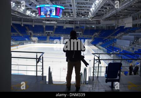 Sotschi, Russland. 19. Dezember 2013. Innenansicht der Shayba-Arena im Olympiapark in Sotschi, Russland, 19. Dezember 2013. Sotschi Gastgeber der Olympischen Winterspiele vom 07. bis 23. Februar 2014. Foto: Jens Büttner/Dpa/Alamy Live News Stockfoto