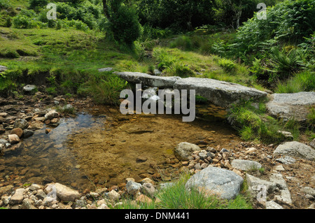 Kleiner Stein Klöppel Brücke über den Bach in der Nähe Combestone Tor, Dartmoor Stockfoto