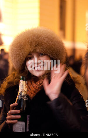 Sankt Petersburg, Russland. 1. Januar 2014. Menschen feiern das neue Jahr in Sankt Petersburg, Russland, am 1. Januar 2013.Photo: Paolo Gargini/NurPhoto Credit: Paolo Gargini/NurPhoto/ZUMAPRESS.com/Alamy Live News Stockfoto