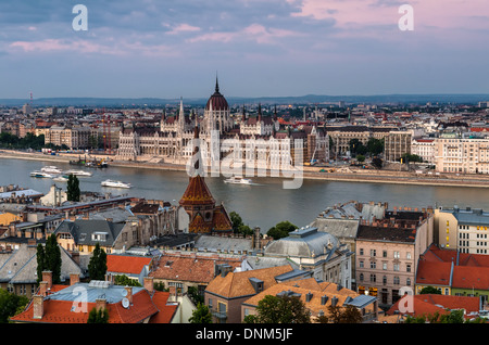 Budapest, Ungarn. Stadtbild mit Donau und das Parlament Gebäude, Orszaghaz. Mitteleuropa. Stockfoto