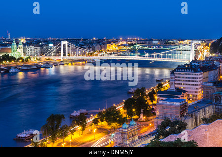 Budapest, Ungarn. Erszebet und Szabadsag Brücke über die Donau, Nacht-Bild. Stockfoto