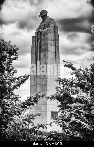 & Schwarz-weiß dramatisches Bild vom Grübeln Soldaten Gedenkstätte in Vancouver Ecke in St-Julien in der Nähe von Ypern Stockfoto