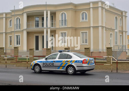 Prag, Tschechische Republik. 2. Januar 2014. Ein Polizeiwagen steht vor dem Sitz des künftigen palästinensischen Botschaft in der Nähe der Residenz des palästinensischen Botschafter in der Tschechischen Republik Jamal Al Jamal. Botschafter ist nach einer Explosion in seinem diplomatischen Wohnung in Prag-Suchdol am 1. Januar 2014 gestorben. Die Explosion wurde durch unsachgemäße Manipulation eines sicheren im Wohnzimmer nach der Untersuchung verursacht. (CTK Foto/Michal Dolezal/Alamy Live News) Stockfoto