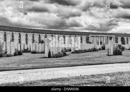 Schwarz / weiß Foto zeigt die große Zahl von Grabsteinen in Tyne Cot Soldatenfriedhof in der Nähe von Paschendaele Stockfoto