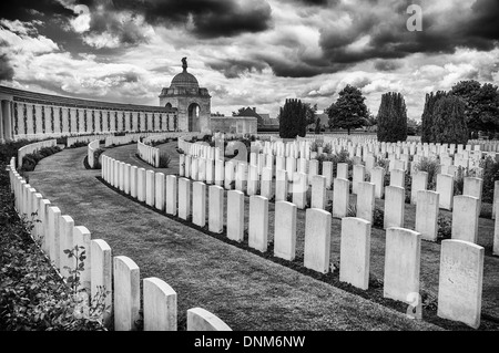 Schwarz / weiß Foto zeigt die große Zahl von Grabsteinen in Tyne Cot Soldatenfriedhof in der Nähe von Paschendaele Stockfoto