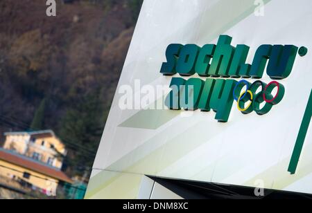 Sotschi, Russland. 19. Dezember 2013. Das Logo der Olympischen Winterspiele 2014 vor dem Flughafen in Sotschi, Russland, 19. Dezember 2013. Sotschi Gastgeber der Olympischen Winterspiele vom 07. bis 23. Februar 2014. Foto: Jens Büttner/Dpa/Alamy Live News Stockfoto