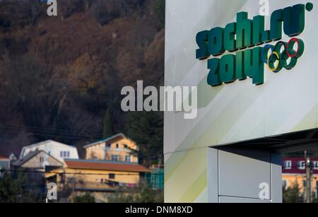 Sotschi, Russland. 19. Dezember 2013. Das Logo der Olympischen Winterspiele 2014 vor dem Flughafen in Sotschi, Russland, 19. Dezember 2013. Sotschi Gastgeber der Olympischen Winterspiele vom 07. bis 23. Februar 2014. Foto: Jens Büttner/Dpa/Alamy Live News Stockfoto