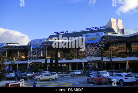 Sotschi, Russland. 19. Dezember 2013. Außenansicht des Hauptgebäudes des Flughafens in Sotschi, Russland, 19. Dezember 2013. Sotschi Gastgeber der Olympischen Winterspiele vom 07. bis 23. Februar 2014. Foto: Jens Büttner/Dpa/Alamy Live News Stockfoto