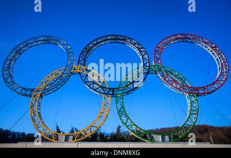 Sotschi, Russland. 19. Dezember 2013. Die Olympischen Ringe werden vor dem Hauptgebäude des Flughafens in Sotschi, Russland, 19. Dezember 2013 gesehen. Sotschi Gastgeber der Olympischen Winterspiele vom 07. bis 23. Februar 2014. Foto: Jens Büttner/Dpa/Alamy Live News Stockfoto