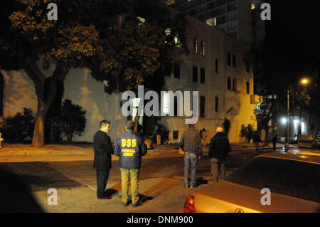 San Francisco, USA. 2. Januar 2014. Ein federal Agent untersucht am Eingangstor des chinesischen Generalkonsulats in San Francisco, USA, am 2. Januar 2014. Das chinesische Generalkonsulat in San Francisco wurde am 1. Januar von Brandstiftern verbrannt und das vordere Tor wurde schwer beschädigt. Bildnachweis: Xu Yong/Xinhua/Alamy Live-Nachrichten Stockfoto