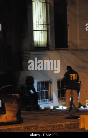 San Francisco, USA. 2. Januar 2014. Ein FBI-Agent untersucht am Eingangstor des chinesischen Generalkonsulats in San Francisco, USA, am 2. Januar 2014. Das chinesische Generalkonsulat in San Francisco wurde am 1. Januar von Brandstiftern verbrannt und das vordere Tor wurde schwer beschädigt. Bildnachweis: Xu Yong/Xinhua/Alamy Live-Nachrichten Stockfoto