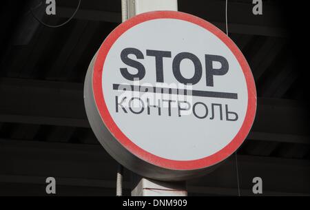 Sotschi, Russland. 19. Dezember 2013. Ein Stop-Schild sieht man am Eingang des Olympiaparks in Sotschi, Russland, 19. Dezember 2013. Sotschi Gastgeber der Olympischen Winterspiele vom 07. bis 23. Februar 2014. Foto: Jens Büttner/Dpa/Alamy Live News Stockfoto