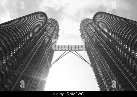 Ein Foto von den Petronas Towers in Kuala Lumpur, aufgenommen an einem sonnigen Tag vor einem blauen Himmel. Stockfoto
