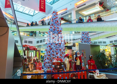 Montreuil, Frankreich, Weihnachtsdekoration im Einkaufszentrum in den Pariser Vororten 'La Grande Porte' WEIHNACHTEN IN PARIS Stockfoto