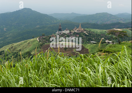 Khao Kho, Thailand, mit Blick auf den Wat Phra Kaew Thart Pha Stockfoto