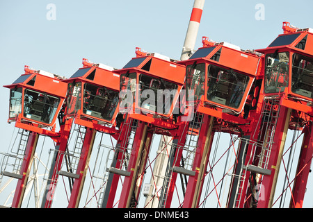 Wilhelmshaven, Deutschland, Straddle Carrier aufgrund des JadeWeserPort Stockfoto