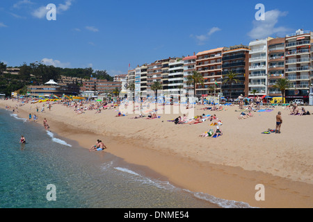 Lloret de Mar, Spanien, Hotels in der Mitte und Badegäste am Strand Stockfoto