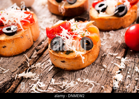 Selektiven Fokus auf die vorderen Mini bruschetta Stockfoto