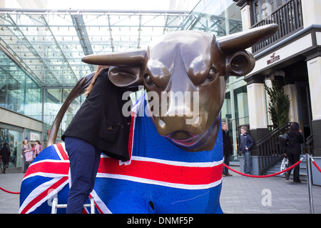 Birminghams Bronze Stier wird drapiert mit einem Union Jack Stockfoto