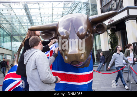 Birminghams Bronze Stier wird drapiert mit einem Union Jack Stockfoto