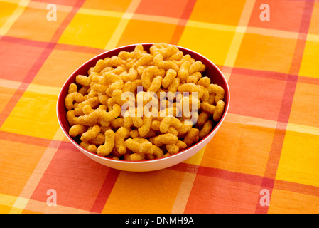 Erdnuss Flips in einer weißen Schüssel serviert, auf gelbem Hintergrund isoliert Stockfoto