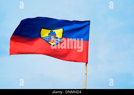 Die im Wind gegen blauen Himmel wehende Flagge von Wangerooge. Stockfoto