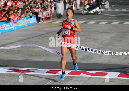 Präfektur Gunma Goverment, Gunma, Japan. 1. Januar 2014. Ryuji Watanabe (Toyota Moter Kyushu), 1. Januar 2014 - Ekiden: Neujahr Ekiden 2014 58. All Japan industrielle Ekiden Rennstart & Ziel bei der Präfektur Gunma Goverment, Gunma, Japan. Bildnachweis: YUTAKA/AFLO SPORT/Alamy Live-Nachrichten Stockfoto