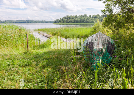 Verlassenes altes Fischerboot, gestrandet auf einer Küste Strand in Landschaft Stockfoto