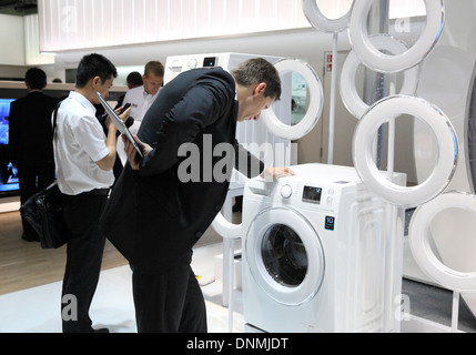 Berlin, Deutschland, Besucher am Stand von Samsung auf der IFA 2013 Stockfoto