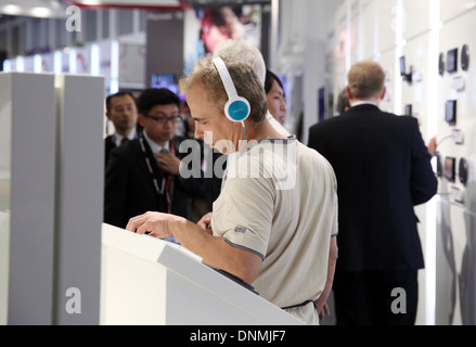 Berlin, Deutschland, Besucher am Stand von Pioneer auf der IFA 2013 Stockfoto