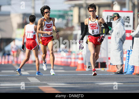 Präfektur Gunma Goverment, Gunma, Japani. 1. Januar 2014. (L, R) Akinobu Murasawa, Yuki Sato (Nissin Foods), 1. Januar 2014 - Ekiden: Neujahr Ekiden 2014 58. All Japan industrielle Ekiden Rennstart & Ziel bei der Präfektur Gunma Goverment, Gunma, Japani. Bildnachweis: Yusuke Nakanishi/AFLO SPORT/Alamy Live-Nachrichten Stockfoto