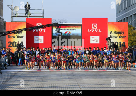 Präfektur Gunma Goverment, Gunma, Japan. 1. Januar 2014. 2014 Neujahr Ekiden 2014 Rennen starten, 1. Januar 2014 - Ekiden: Neujahr Ekiden 2014 58. All Japan industrielle Ekiden Rennstart in der Präfektur Gunma Goverment, Gunma, Japan. Bildnachweis: AFLO SPORT/Alamy Live-Nachrichten Stockfoto