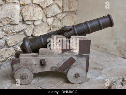 Alte Kanone auf hölzernen Schlitten closeup Stockfoto