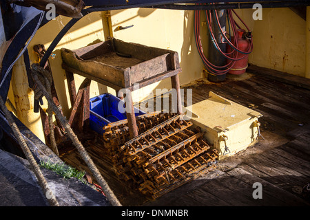 Deck eines Fischerbootes, Brixham, Devon, Fischereiflotte Stockfoto