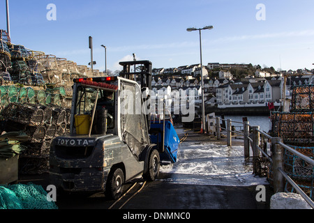 Kai, Spülmittel, Angelboot/Fischerboot, Brixham, Devon, Angeln Flotte, alte Schiff aground auf neuere, Brixham, Torbay, alt, Bootsdeck, verbeugen, WOC Stockfoto