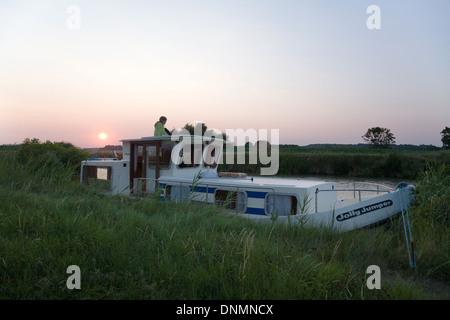 Agde, Frankreich, einem festgemachten Hausboot bei Sonnenuntergang am Ufer Stockfoto