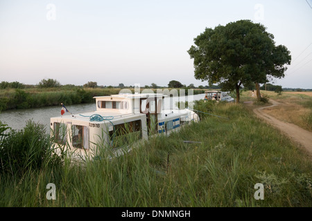 Agde, Frankreich, ankern Boote bei Sonnenuntergang am Ufer Stockfoto