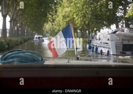 Villeneuve - Les-Béziers, Frankreich, französische Flagge am Heck eines Hausbootes Stockfoto